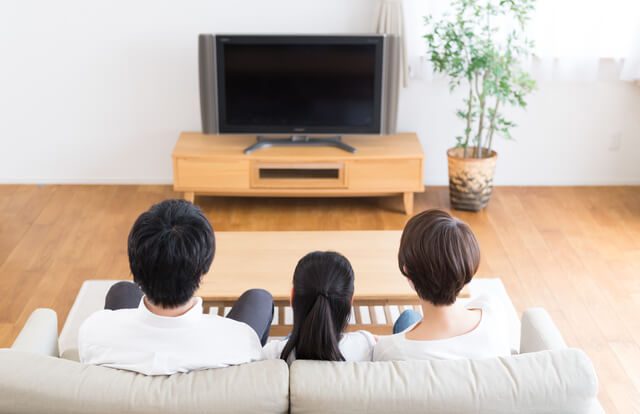 親子がテレビを見てる様子