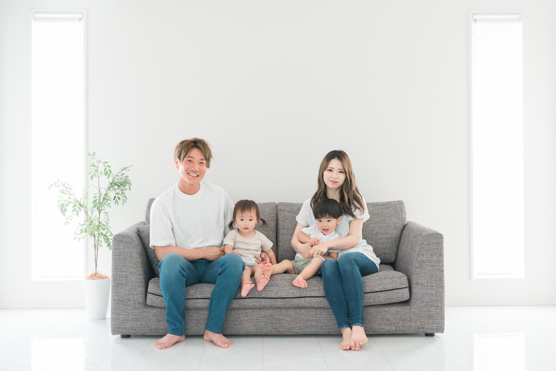 マイホームを購入した30代の夫婦とその子供達